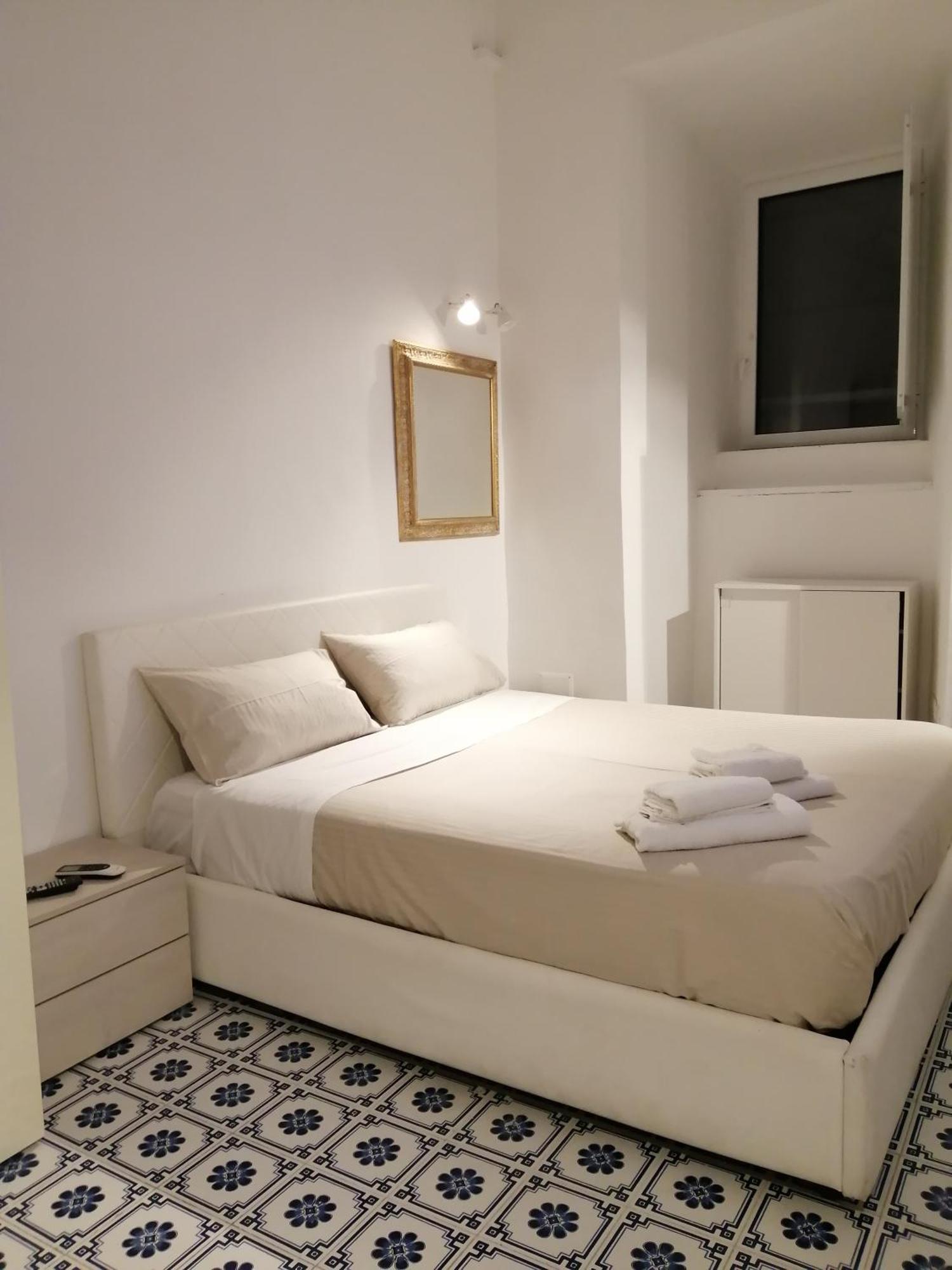 نابولي B&B Palazzo Satriano الغرفة الصورة