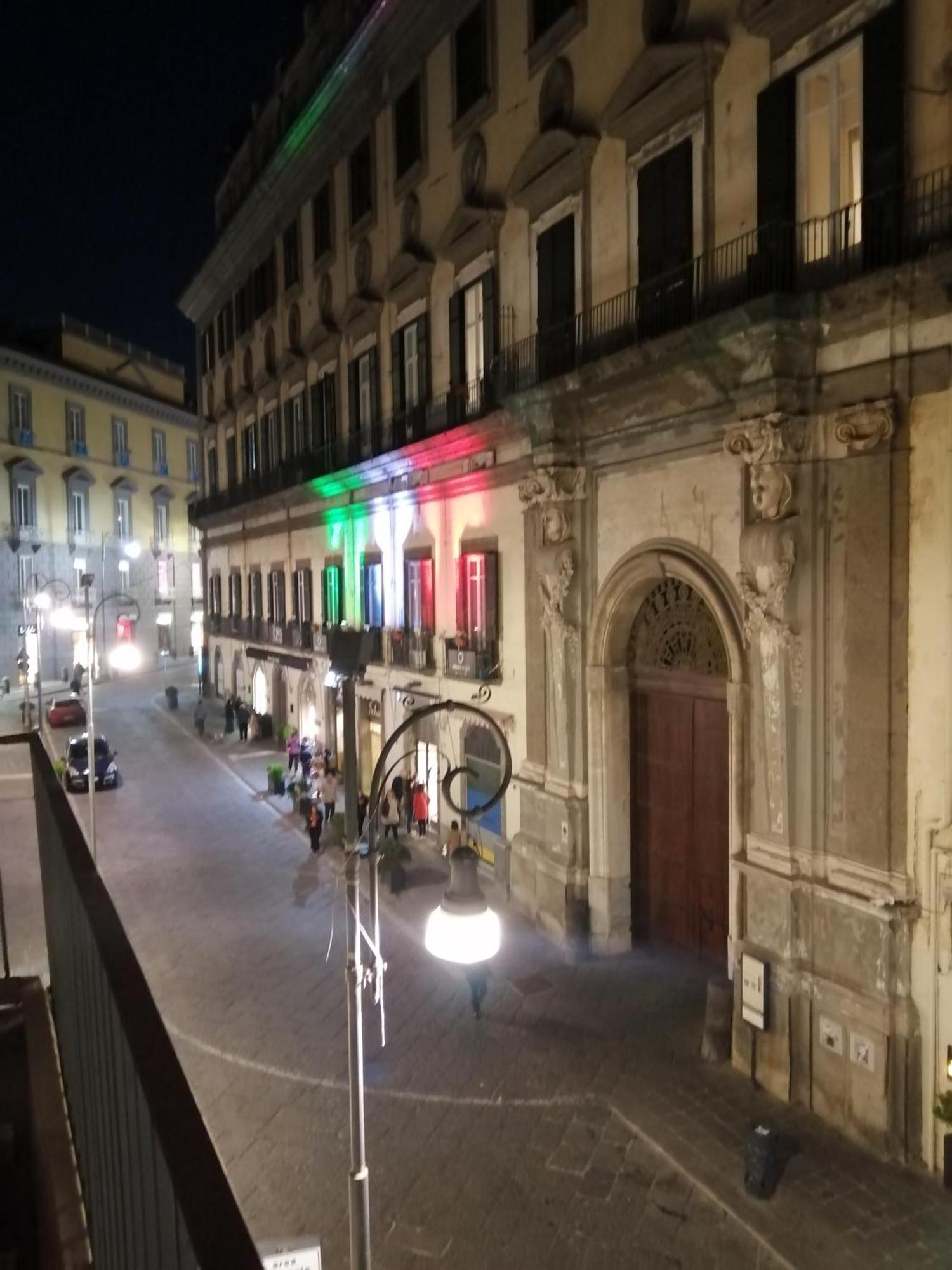 نابولي B&B Palazzo Satriano الغرفة الصورة