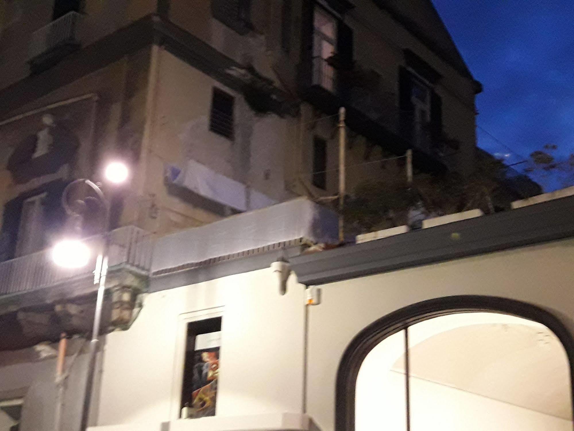 نابولي B&B Palazzo Satriano المظهر الخارجي الصورة